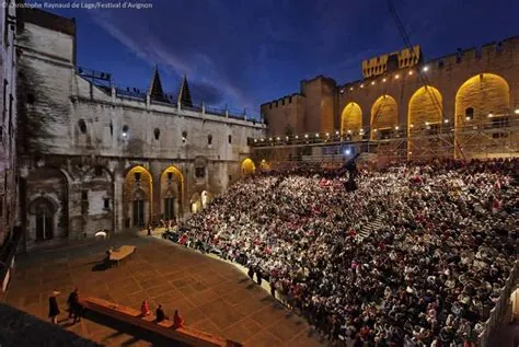  Le Festival d'Avignon: Un carrefour théâtral où les traditions se mêlent aux audaces contemporaines